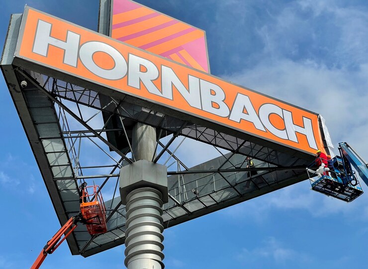 Reklamní pylon pro Hornbach v Praze 