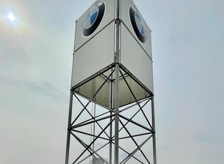 Pylon se světelnou reklamou BMW 