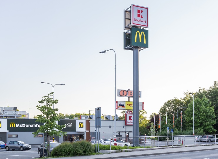 Reklamní pylon pro McDonald v Havířově